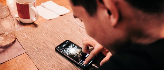 ¿Quieres que tu hijo te cuente sus problemas? No le des el móvil mientras come