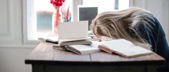 Cómo la Ansiedad lleva al Bloqueo ante los Exámenes