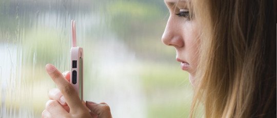 ¿Qué pasa si le doy un teléfono a mi hija?