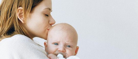 Así es como la pobreza limita el efecto protector de una buena crianza en la niñez