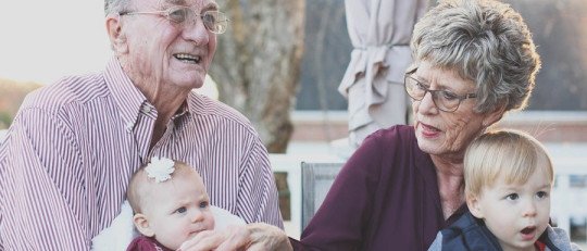 Ser abuelo en tiempos modernos: 'Todo es diferente en la crianza, nos sentimos desplazados'