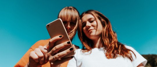 Etiquetas de advertencia en redes sociales