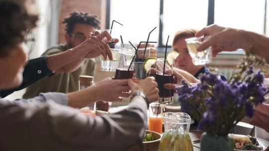 Los efectos psicológicos de normalizar el beber mucho Alcohol