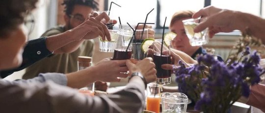 Los efectos psicológicos de normalizar el beber mucho Alcohol