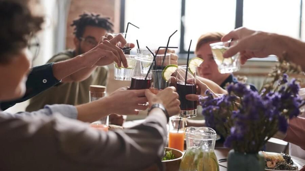 Los efectos psicológicos de normalizar el beber mucho Alcohol