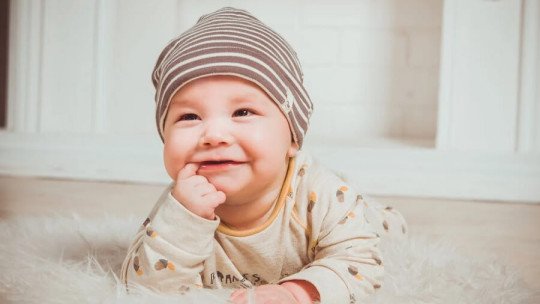 Así es como los bebés aprenden a percibir su propio cuerpo