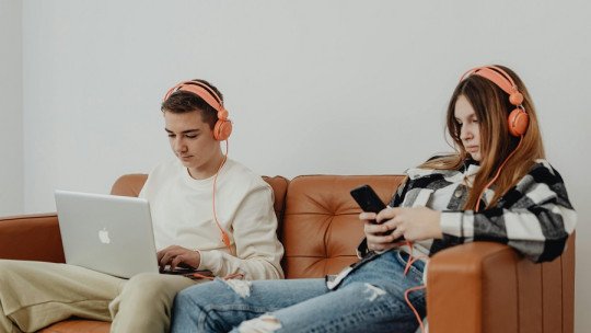 Límites, curiosidad y deep web: los riesgos de las nuevas mentes adolescentes