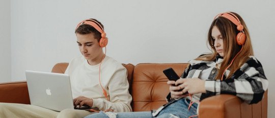 Límites, curiosidad y deep web: los riesgos de las nuevas mentes adolescentes