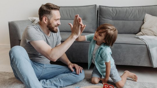 Cómo implicación padres cambia desarrollo emocional infantil