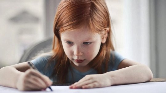 Escribir a mano ayuda a los niños a aprender a leer