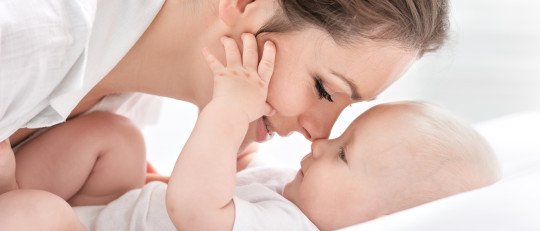 Caricias moldean cerebro bebés