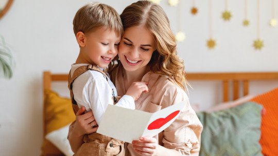 Elogiar a nuestros hijos los vuelve dependientes