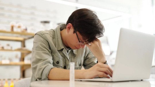 Cómo la falta de sueño refuerza las adicciones