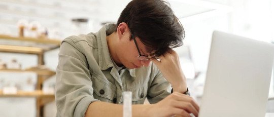 Cómo la falta de sueño refuerza las adicciones