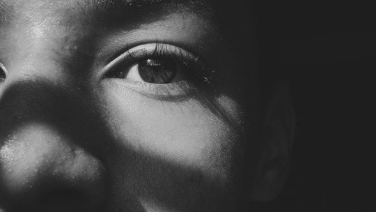 Quienes han sido criados con apego evitativo eligen vida sin hijos