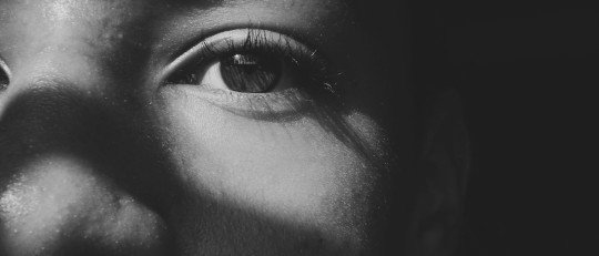 Quienes han sido criados con apego evitativo eligen vida sin hijos