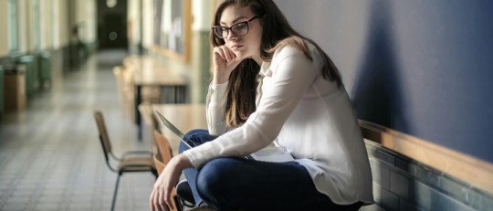 Un estudio de Harvard muestra por qué los jóvenes están batiendo records de infelicidad