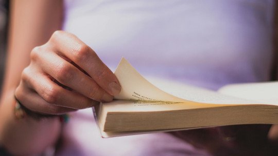 Así es la neurociencia de cómo leer libros de ficción ayuda a combatir la soledad