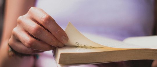 Así es la neurociencia de cómo leer libros de ficción ayuda a combatir la soledad