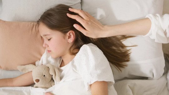 '¡Tengo sed!': Por qué tu hijo pide agua antes de dormir (y qué significa en realidad)