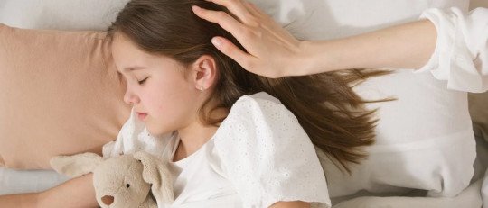 '¡Tengo sed!': Por qué tu hijo pide agua antes de dormir (y qué significa en realidad)