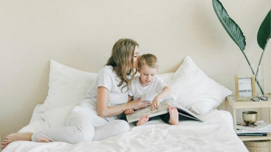 Cada vez menos padres leen cuentos para sus hijos, y eso es un problema