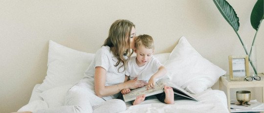 Cada vez menos padres leen cuentos para sus hijos, y eso es un problema