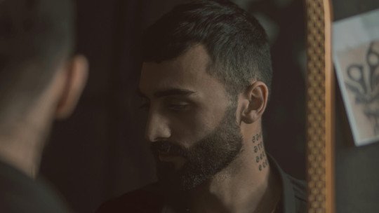 Las personas acomplejadas con su altura tienden a ser más celosas, según un estudio