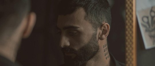 Las personas acomplejadas con su altura tienden a ser más celosas, según un estudio