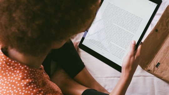 Memorizamos mejor al leer sobre el papel o sobre una pantalla