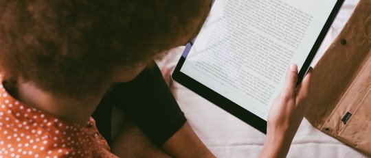 Memorizamos mejor al leer sobre el papel o sobre una pantalla