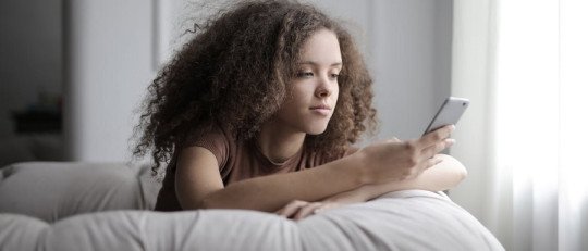 El riesgo de sufrir demencia podría empezar en la niñez