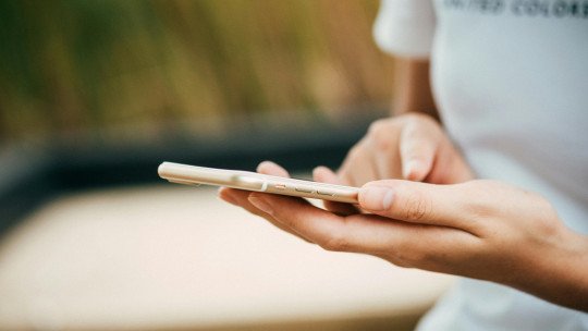 El espejo distorsionado: cómo las redes sociales afectan la salud mental de la juventud