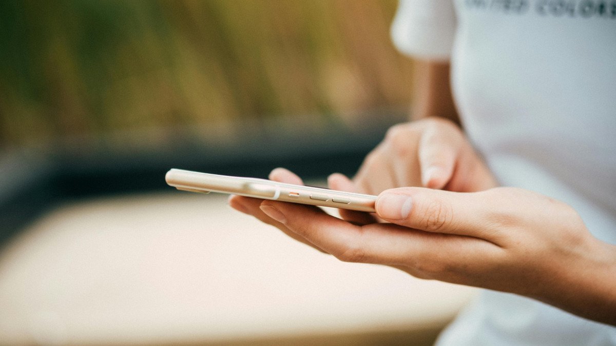 El espejo distorsionado: cómo las redes sociales afectan la salud mental de la juventud