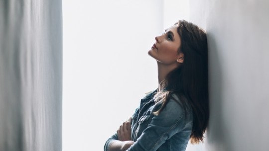 Cuando rendir sin parar te desconecta: la trampa de la pobreza emocional