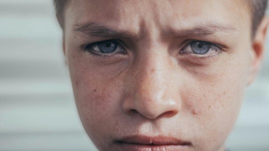 El arte de vincular con niños que han aprendido a desconfiar