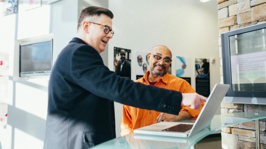 ¿Qué estrategias son usadas para persuadir en el mundo de los negocios?