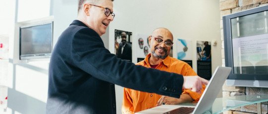 ¿Qué estrategias son usadas para persuadir en el mundo de los negocios?