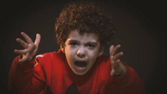 ¿Cómo puedo hacer frente a la rabieta de mi hijo en público?