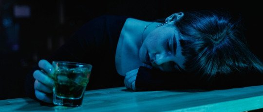 Esta es la relación entre el alcoholismo y los traumas