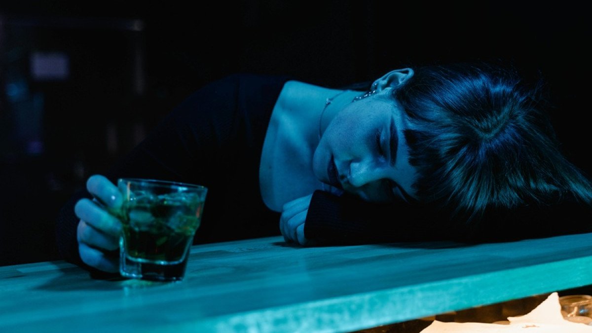 Esta es la relación entre el alcoholismo y los traumas