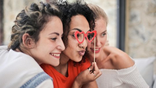 ¿Qué tipo de Amistades generan más Felicidad en las personas solteras?
