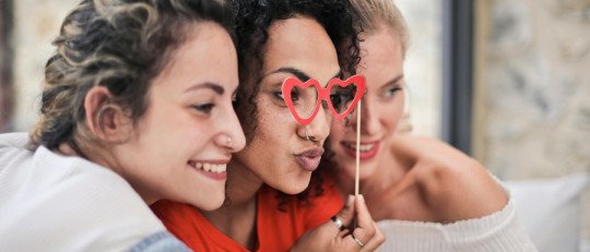 ¿Qué tipo de Amistades generan más Felicidad en las personas solteras?