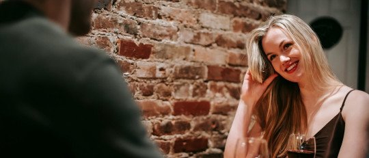 El arte de la seducción más allá de las apps de citas: claves reales para conectar cara a cara