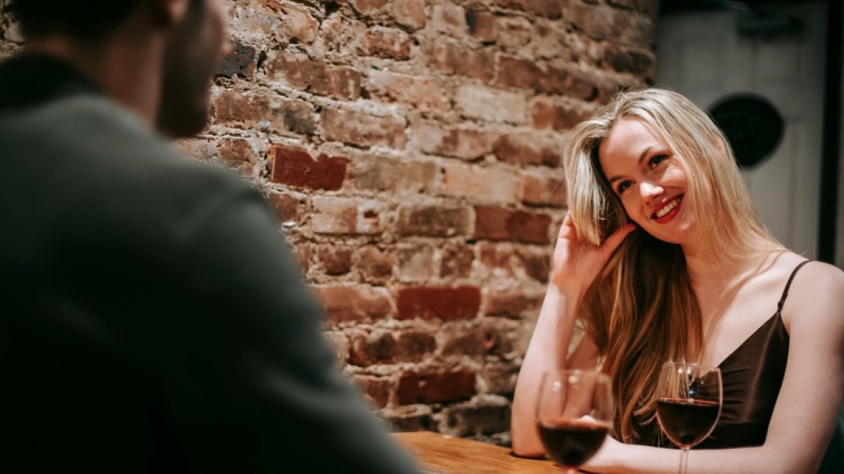 El arte de la seducción más allá de las apps de citas: claves reales para conectar cara a cara