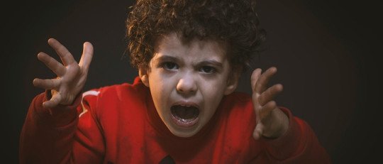 ¿Tu hijo pequeño no para de quejarse? Te explicamos por qué