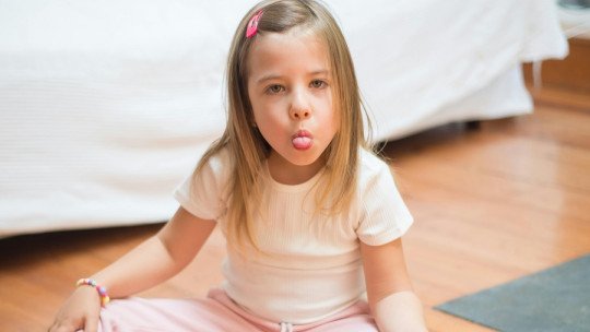 ¿Por qué mi hijo pequeño me amenaza y cómo puedo responder?