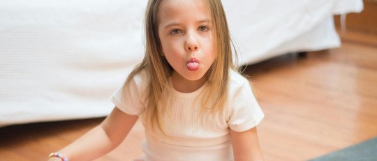 ¿Por qué mi hijo pequeño me amenaza y cómo puedo responder?