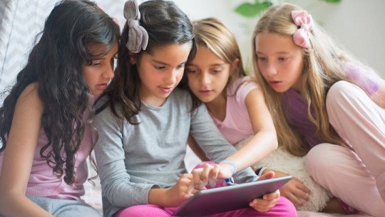 ¿El pasar mucho tiempo con una pantalla genera desregulación emocional en los niños?