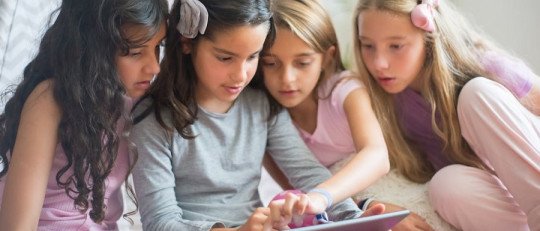 ¿El pasar mucho tiempo con una pantalla genera desregulación emocional en los niños?